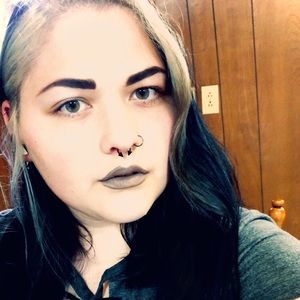 Meet your Posher, Becca